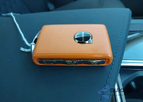 2026 Volvo Xc60 Plug-In Hybrid Plus, T8 Awd Electric/Gasoline, Dark from USA, damaged, VIN YV4H60RC8T1424147